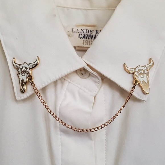 Cow skull chained collar enamel pin - Picture 4 of 5